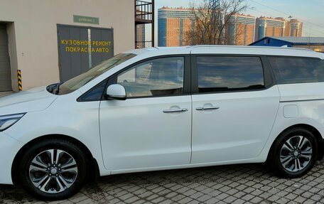 KIA Carnival III, 2019 год, 2 500 000 рублей, 2 фотография