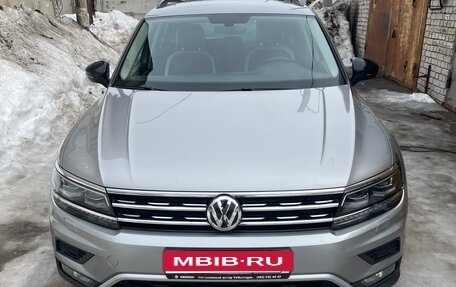 Volkswagen Tiguan II, 2018 год, 2 400 000 рублей, 1 фотография