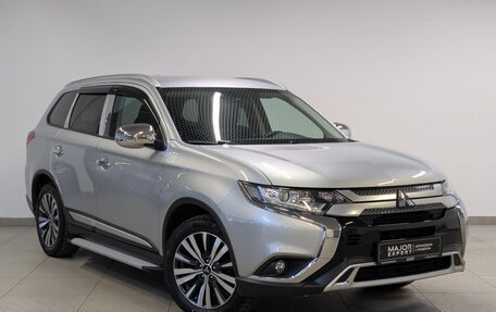 Mitsubishi Outlander III рестайлинг 3, 2020 год, 2 700 000 рублей, 3 фотография