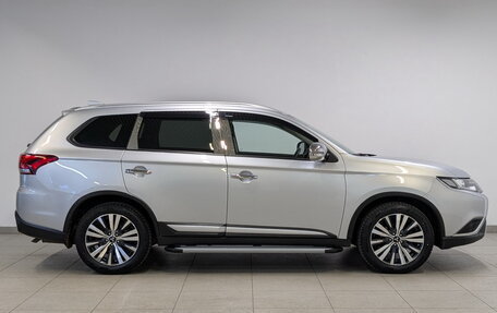 Mitsubishi Outlander III рестайлинг 3, 2020 год, 2 700 000 рублей, 4 фотография