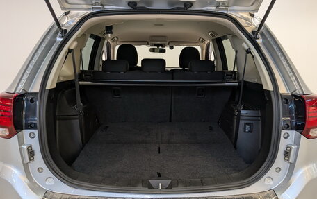 Mitsubishi Outlander III рестайлинг 3, 2020 год, 2 700 000 рублей, 10 фотография