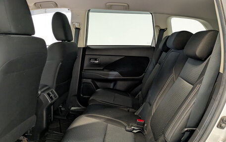 Mitsubishi Outlander III рестайлинг 3, 2020 год, 2 700 000 рублей, 13 фотография