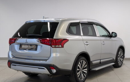 Mitsubishi Outlander III рестайлинг 3, 2020 год, 2 700 000 рублей, 5 фотография