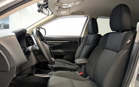 Mitsubishi Outlander III рестайлинг 3, 2020 год, 2 700 000 рублей, 22 фотография