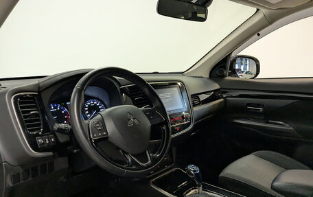 Mitsubishi Outlander III рестайлинг 3, 2020 год, 2 700 000 рублей, 18 фотография