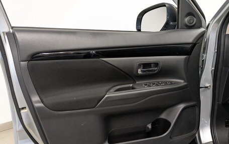 Mitsubishi Outlander III рестайлинг 3, 2020 год, 2 700 000 рублей, 21 фотография