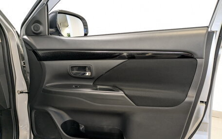 Mitsubishi Outlander III рестайлинг 3, 2020 год, 2 700 000 рублей, 26 фотография