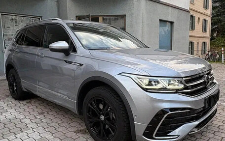 Volkswagen Tiguan II, 2022 год, 4 200 000 рублей, 2 фотография