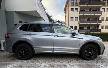 Volkswagen Tiguan II, 2022 год, 4 200 000 рублей, 8 фотография