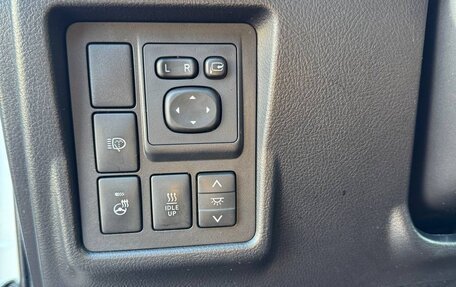 Toyota Land Cruiser Prado 150 рестайлинг 2, 2015 год, 4 300 000 рублей, 28 фотография