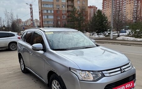 Mitsubishi Outlander III рестайлинг 3, 2014 год, 1 050 000 рублей, 3 фотография