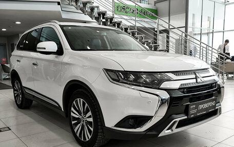 Mitsubishi Outlander III рестайлинг 3, 2020 год, 2 699 000 рублей, 3 фотография