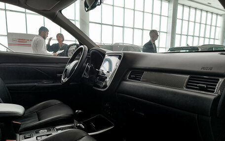 Mitsubishi Outlander III рестайлинг 3, 2020 год, 2 699 000 рублей, 13 фотография