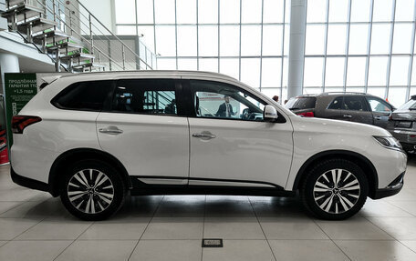 Mitsubishi Outlander III рестайлинг 3, 2020 год, 2 699 000 рублей, 5 фотография