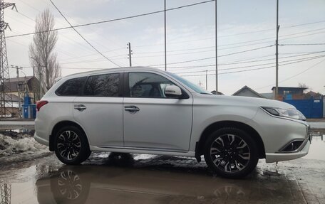 Mitsubishi Outlander III рестайлинг 3, 2022 год, 2 700 000 рублей, 3 фотография