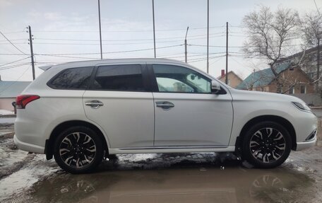 Mitsubishi Outlander III рестайлинг 3, 2022 год, 2 700 000 рублей, 2 фотография