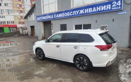 Mitsubishi Outlander III рестайлинг 3, 2022 год, 2 700 000 рублей, 4 фотография