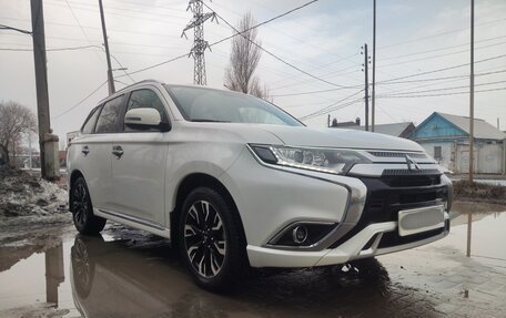 Mitsubishi Outlander III рестайлинг 3, 2022 год, 2 700 000 рублей, 7 фотография