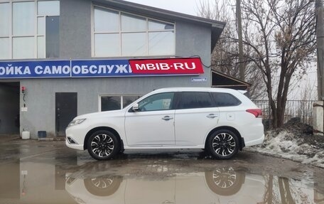 Mitsubishi Outlander III рестайлинг 3, 2022 год, 2 700 000 рублей, 5 фотография
