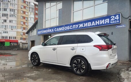 Mitsubishi Outlander III рестайлинг 3, 2022 год, 2 700 000 рублей, 6 фотография