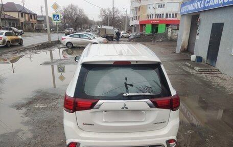 Mitsubishi Outlander III рестайлинг 3, 2022 год, 2 700 000 рублей, 10 фотография