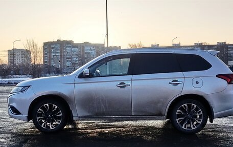 Mitsubishi Outlander III рестайлинг 3, 2022 год, 2 700 000 рублей, 14 фотография