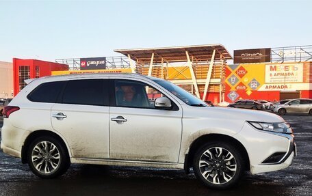 Mitsubishi Outlander III рестайлинг 3, 2022 год, 2 700 000 рублей, 13 фотография