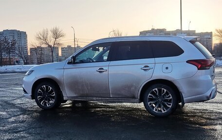 Mitsubishi Outlander III рестайлинг 3, 2022 год, 2 700 000 рублей, 15 фотография