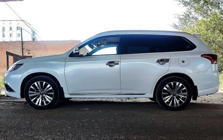 Mitsubishi Outlander III рестайлинг 3, 2022 год, 2 700 000 рублей, 16 фотография