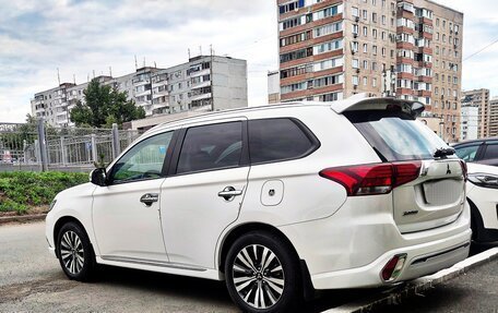 Mitsubishi Outlander III рестайлинг 3, 2022 год, 2 700 000 рублей, 19 фотография