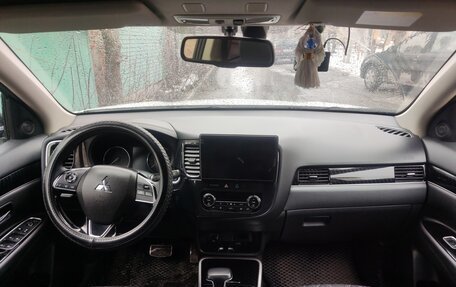 Mitsubishi Outlander III рестайлинг 3, 2022 год, 2 700 000 рублей, 22 фотография