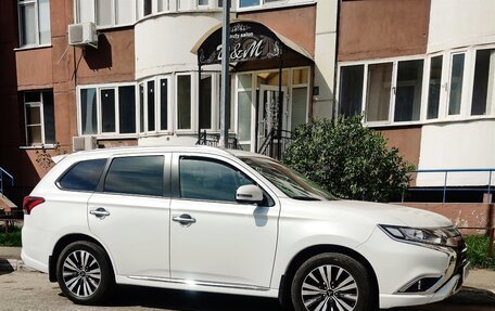 Mitsubishi Outlander III рестайлинг 3, 2022 год, 2 700 000 рублей, 18 фотография