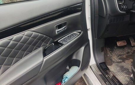 Mitsubishi Outlander III рестайлинг 3, 2022 год, 2 700 000 рублей, 28 фотография