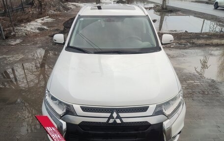 Mitsubishi Outlander III рестайлинг 3, 2022 год, 2 700 000 рублей, 11 фотография