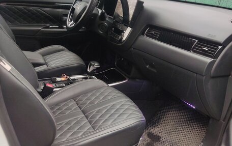 Mitsubishi Outlander III рестайлинг 3, 2022 год, 2 700 000 рублей, 32 фотография