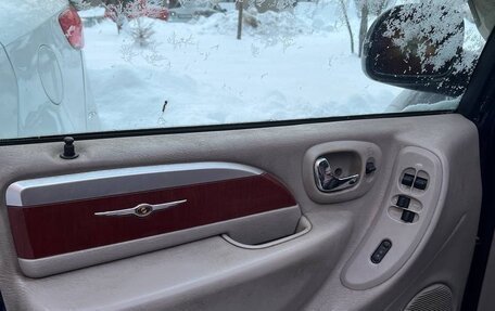 Chrysler Town & Country IV, 2005 год, 400 000 рублей, 12 фотография