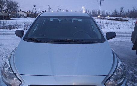 Hyundai Solaris II рестайлинг, 2011 год, 680 000 рублей, 1 фотография