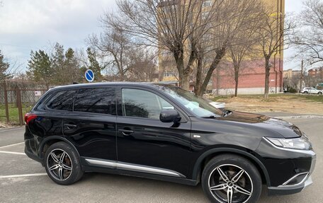 Mitsubishi Outlander III рестайлинг 3, 2017 год, 1 670 000 рублей, 2 фотография