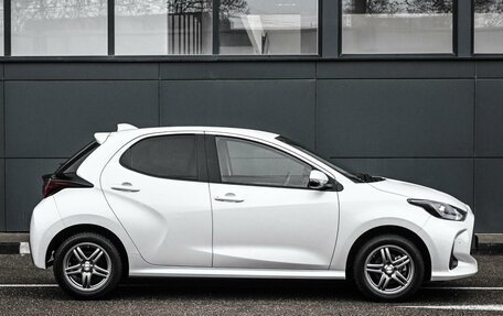 Toyota Yaris, 2021 год, 1 549 000 рублей, 5 фотография