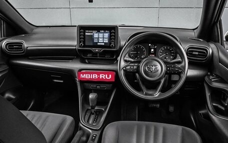Toyota Yaris, 2021 год, 1 549 000 рублей, 6 фотография