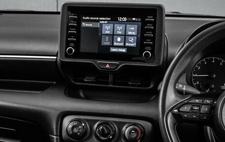 Toyota Yaris, 2021 год, 1 549 000 рублей, 21 фотография