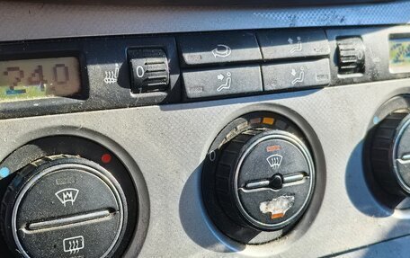 Volkswagen Passat B6, 2005 год, 300 000 рублей, 8 фотография