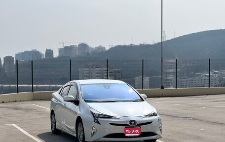 Toyota Prius IV XW50, 2016 год, 1 650 000 рублей, 1 фотография