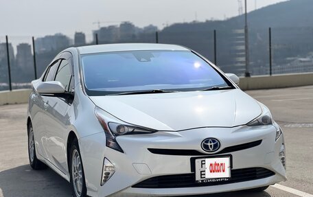 Toyota Prius IV XW50, 2016 год, 1 650 000 рублей, 2 фотография