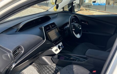 Toyota Prius IV XW50, 2016 год, 1 650 000 рублей, 12 фотография