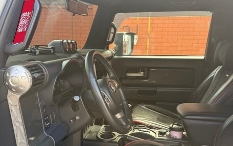 Toyota FJ Cruiser, 2015 год, 3 990 000 рублей, 10 фотография