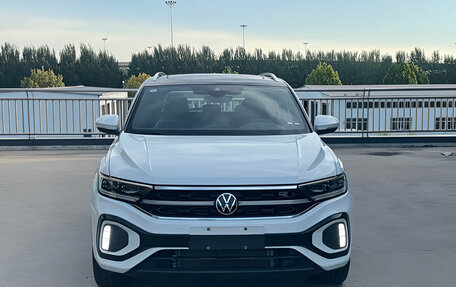 Volkswagen T-Roc I, 2023 год, 1 920 000 рублей, 2 фотография