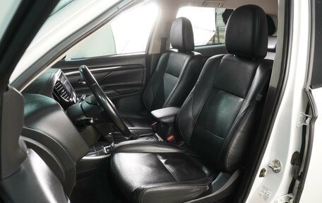 Mitsubishi Outlander III рестайлинг 3, 2017 год, 2 179 000 рублей, 10 фотография