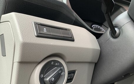 Volkswagen Caravelle T6 рестайлинг, 2020 год, 4 125 000 рублей, 24 фотография