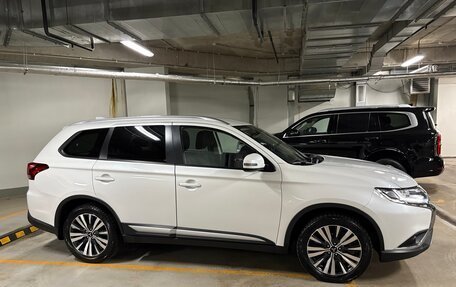 Mitsubishi Outlander III рестайлинг 3, 2019 год, 2 390 000 рублей, 6 фотография